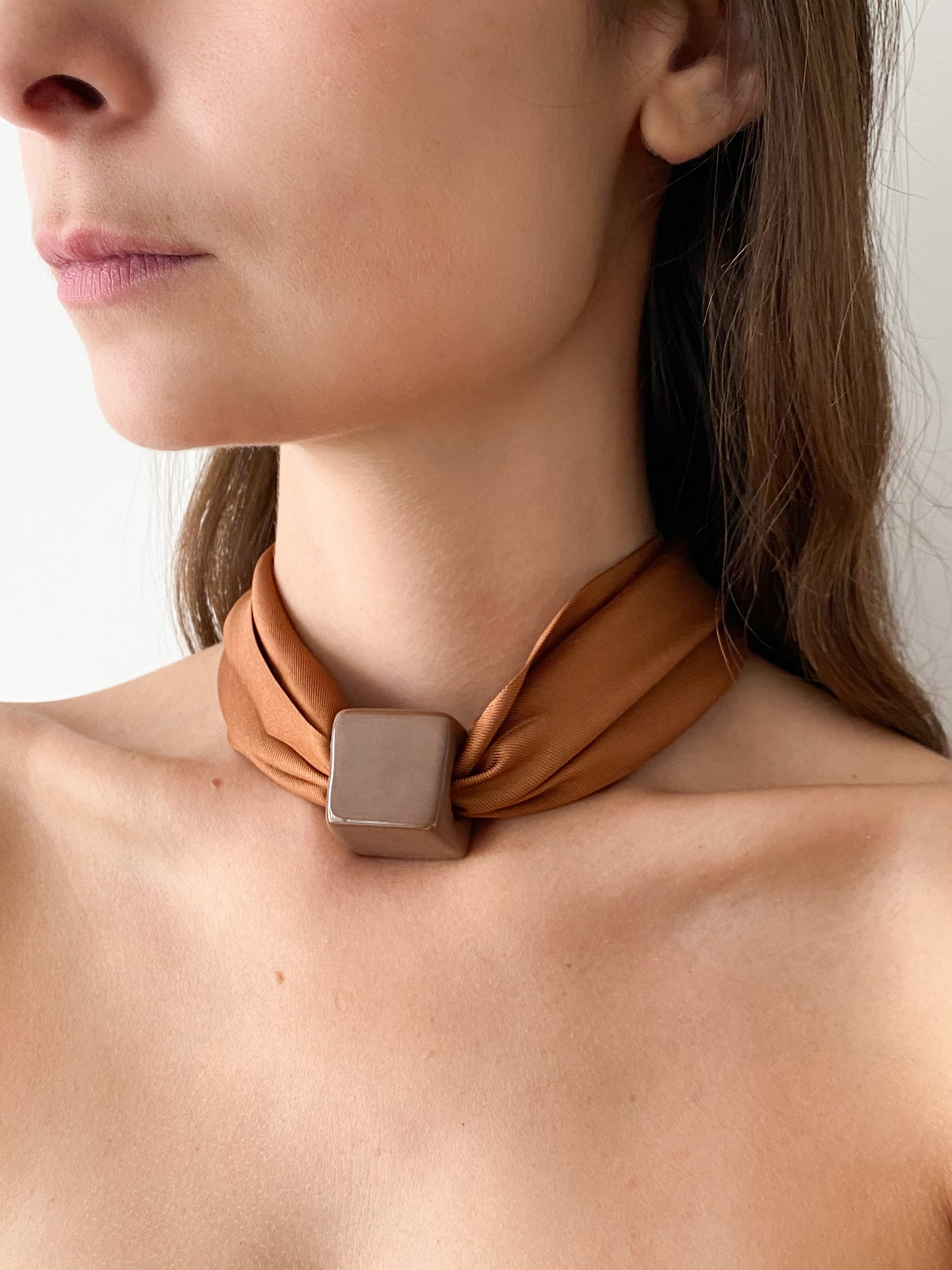 Silk ceramic necklace / Brown