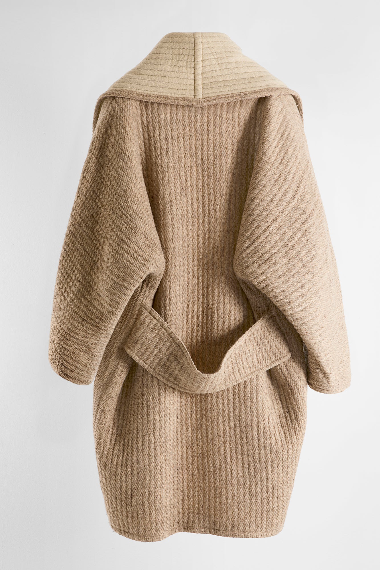 Preclothed, product: Gianni Versace shawl coat (fig. 2)