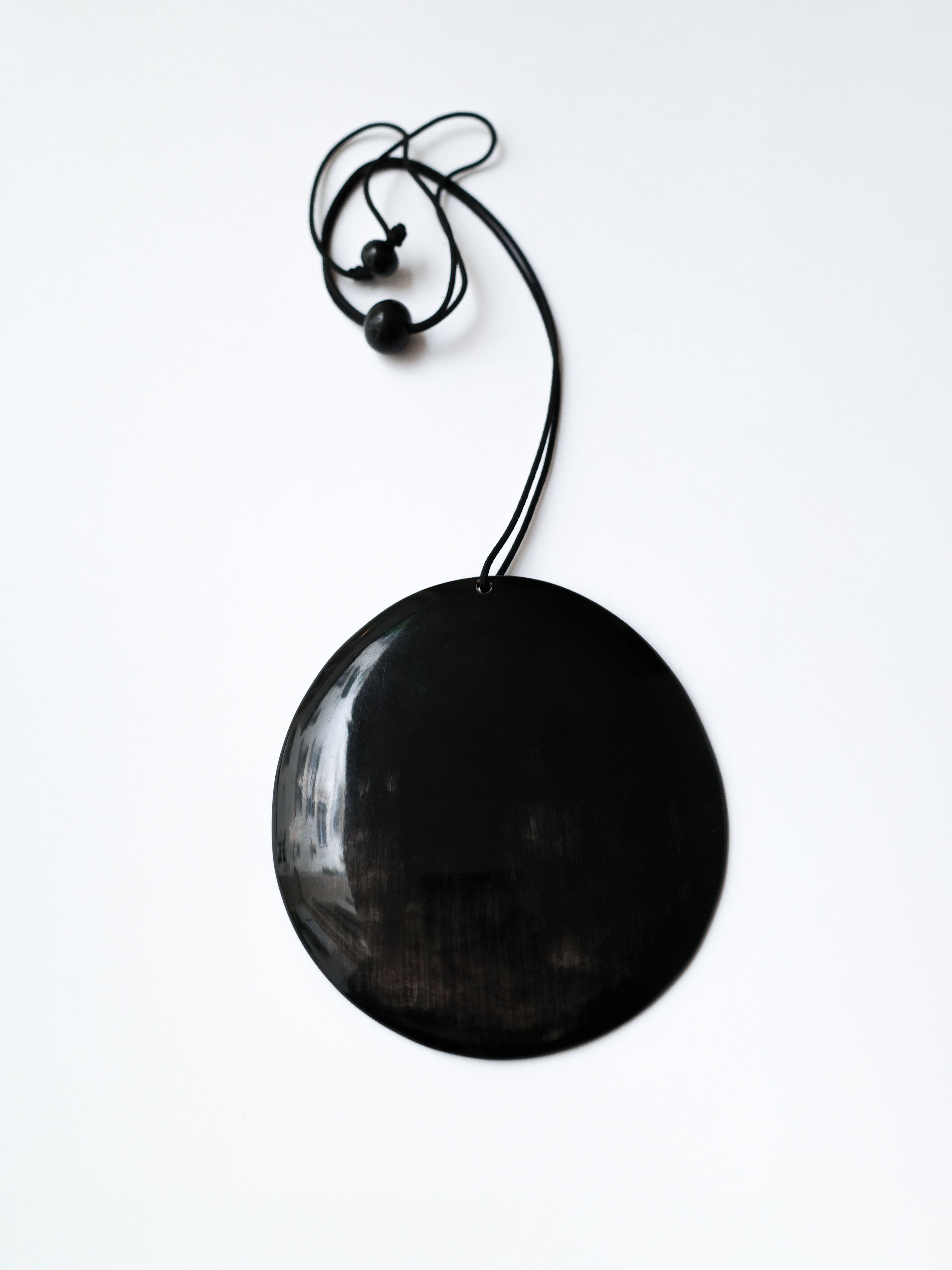 Round horn pendant necklace