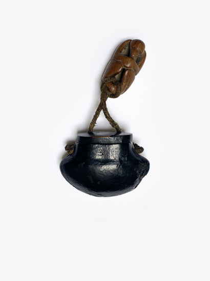 Wooden snuff box with wooden sculpted monkey