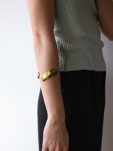 Artisanal bracelet in hammered brass