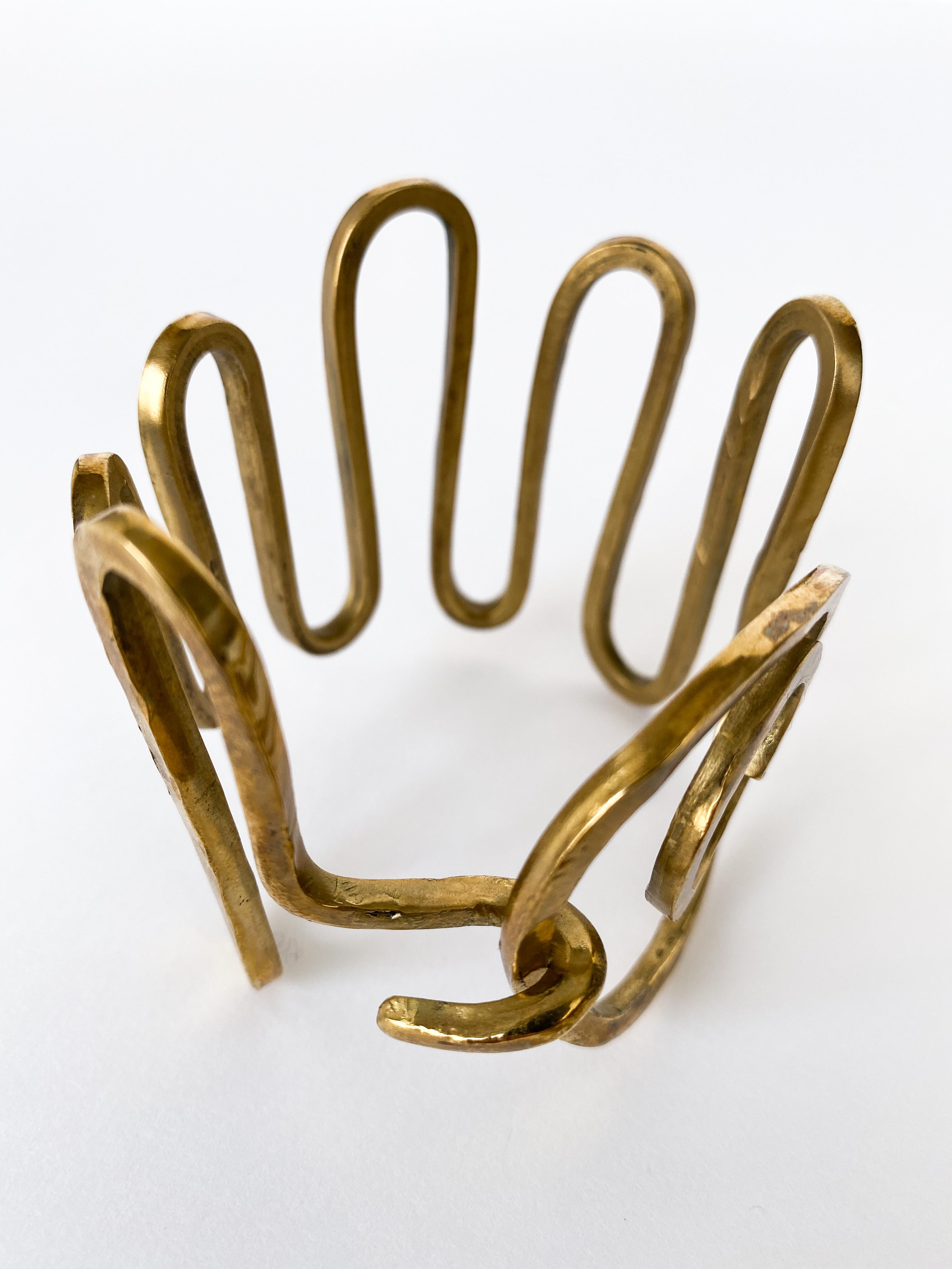 Artisanal bracelet in hammered brass